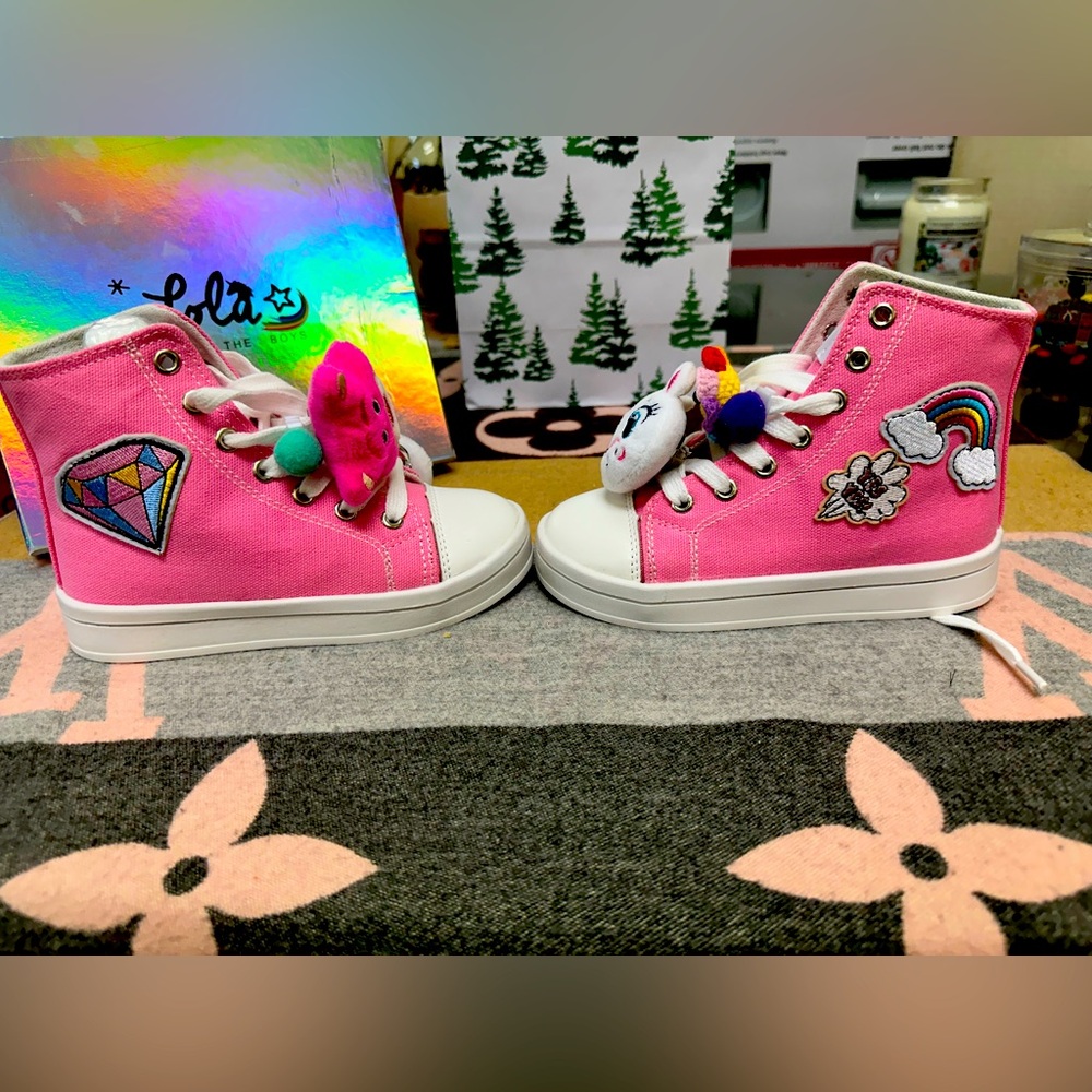 Description:

Adorable pink high-top sneakers brand new!